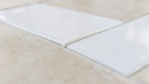 Jaki klej płytka na płytkę