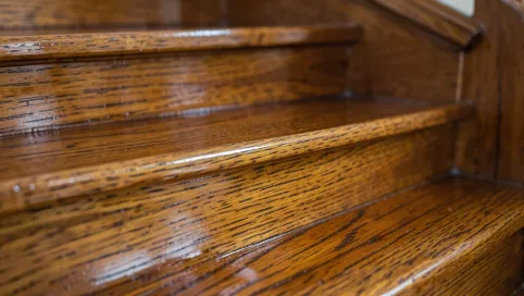 Jaki lakier do schodów dębowych