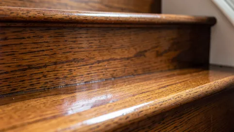 Jaki lakier do schodów drewnianych