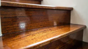 Jaki lakier na schody drewniane