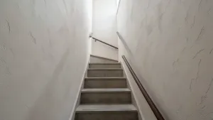 Jaki tynk na klatkę schodową