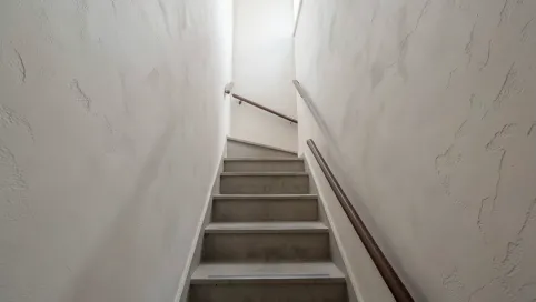 Jaki tynk na klatkę schodową