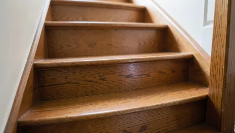 Jakie drewno na schody wewnętrzne