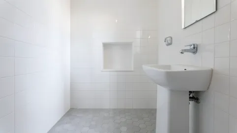 jakie kafelki do małej łazienki