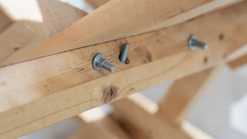 Jakie kołki do schodów strychowych