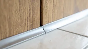 Jakie listwy do łączenia paneli z płytkami