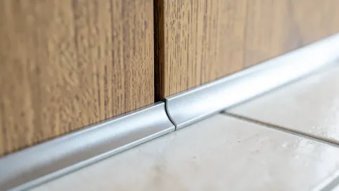 Jakie listwy do łączenia paneli z płytkami