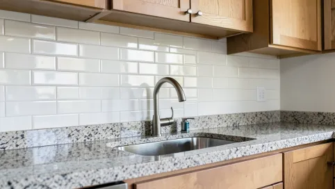 Jakie płytki do kuchni na ścianę