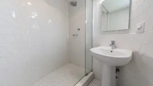 jakie płytki do małej łazienki