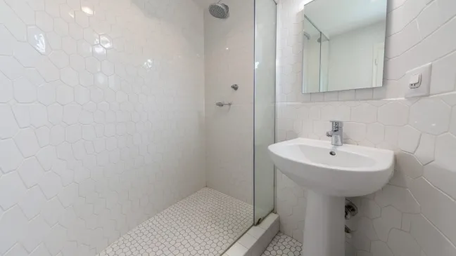 jakie płytki do małej łazienki