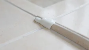 Jakim klejem przykleić brodzik do płytek