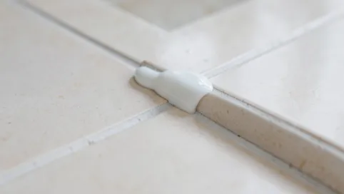 Jakim klejem przykleić brodzik do płytek