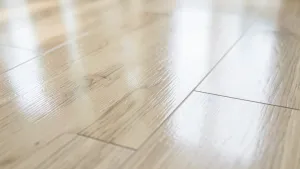 Jasne panele podłogowe z połyskiem