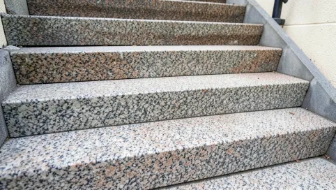 Kamień na schody zewnętrzne cena