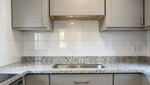 Kiedy kłaść płytki między szafkami w kuchni