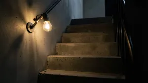 Kinkiet na klatkę schodową loft