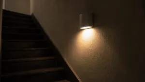 Kinkiet na klatkę schodową z czujnikiem ruchu