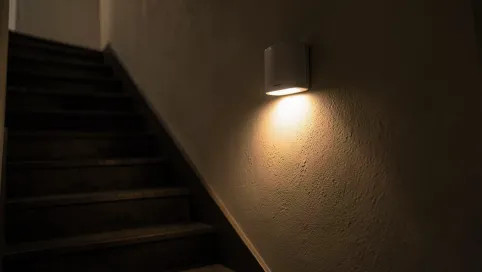 Kinkiet na klatkę schodową z czujnikiem ruchu