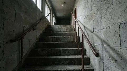 Klatka schodowa w bloku z wielkiej płyty