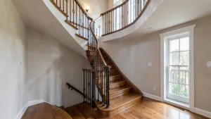 Klatka schodowa w domu piętrowym