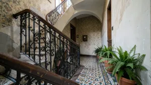 Klatka schodowa w kamienicy aranżacje