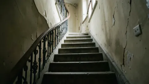 Klatka schodowa w starej kamienicy