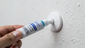 Klej do kolkow w scianie