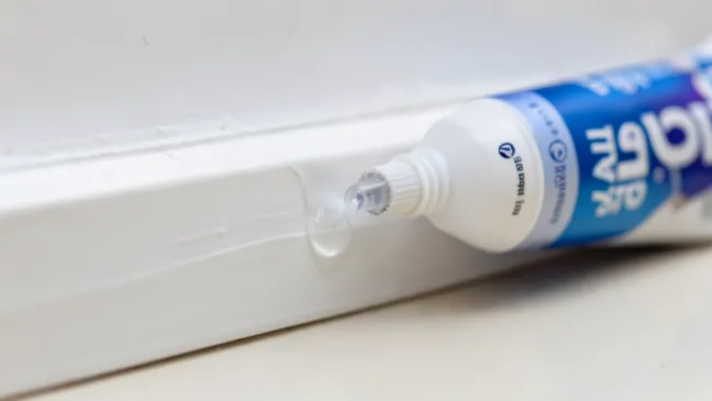 klej do listew przypodłogowych