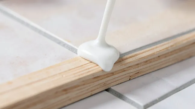 Klej do płytek na drewno