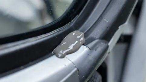 Klej do uszczelek samochodowych w drzwiach