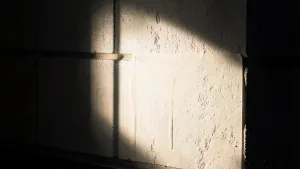 Klej na elewacji pod światło