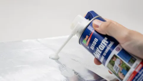 Klej w sprayu do folii paroizolacyjnej