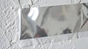 Klejenie folii paroizolacyjnej do ściany