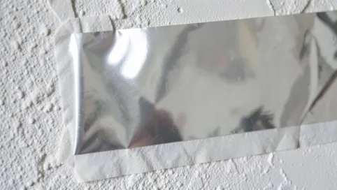 Klejenie folii paroizolacyjnej do ściany