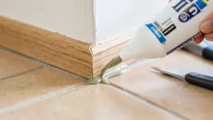 Klejenie listew przypodłogowych