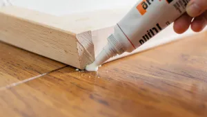 Klejenie listew przypodłogowych MAMUT