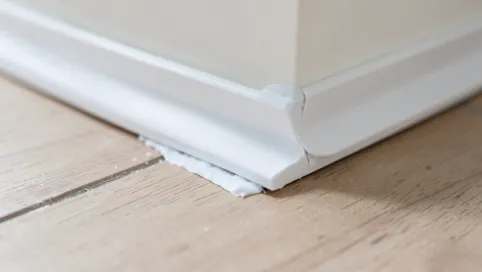 Klejenie listew przypodłogowych PCV
