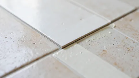 Klejenie paneli winylowych na płytki