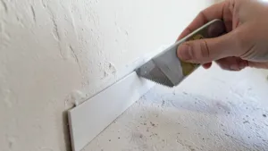 Klejenie paneli winylowych na ścianie