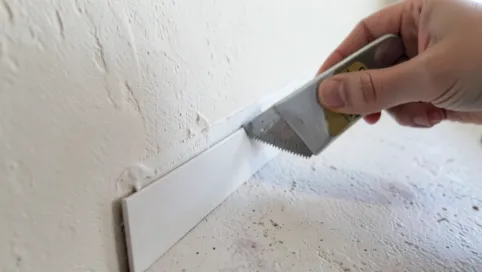 Klejenie paneli winylowych na ścianie