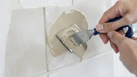 Klejenie płytek na klej montażowy