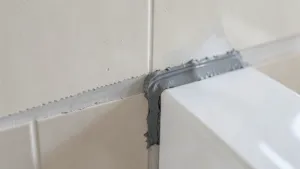 Klejenie płytek na ścianie