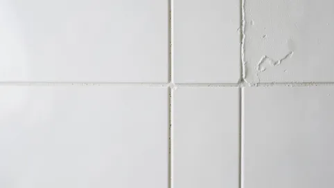 Klejenie płytek na tynk gipsowy