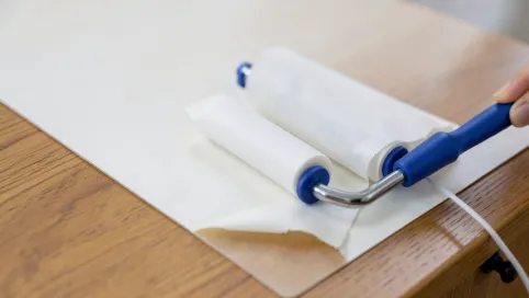 Klejenie tapety samoprzylepnej na meble