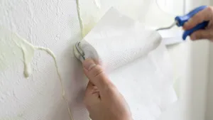 Klejenie tapety winylowej na flizelinie