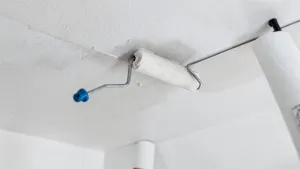 Klejenie tapety z włókna szklanego na suficie