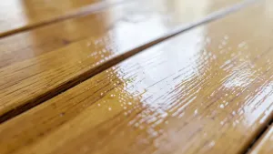 Lakier bezbarwny do paneli podłogowych