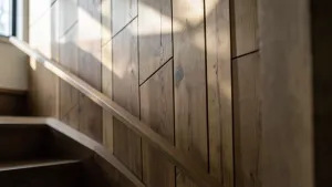 Lamele na ścianie przy schodach