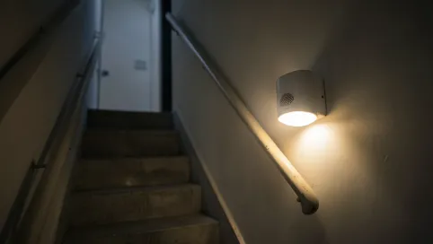Lampa na klatkę schodową z czujnikiem ruchu
