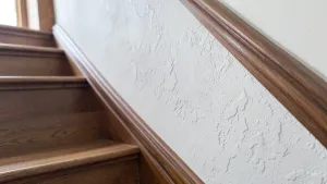 Lamperia z tapety na klatce schodowej